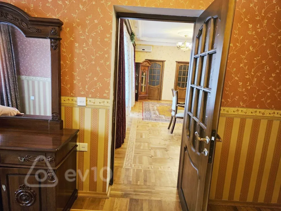 Kirayə verilir 9 otaqlı həyət evi 300 m²