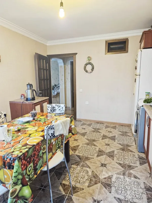 Kirayə verilir 9 otaqlı həyət evi 300 m²