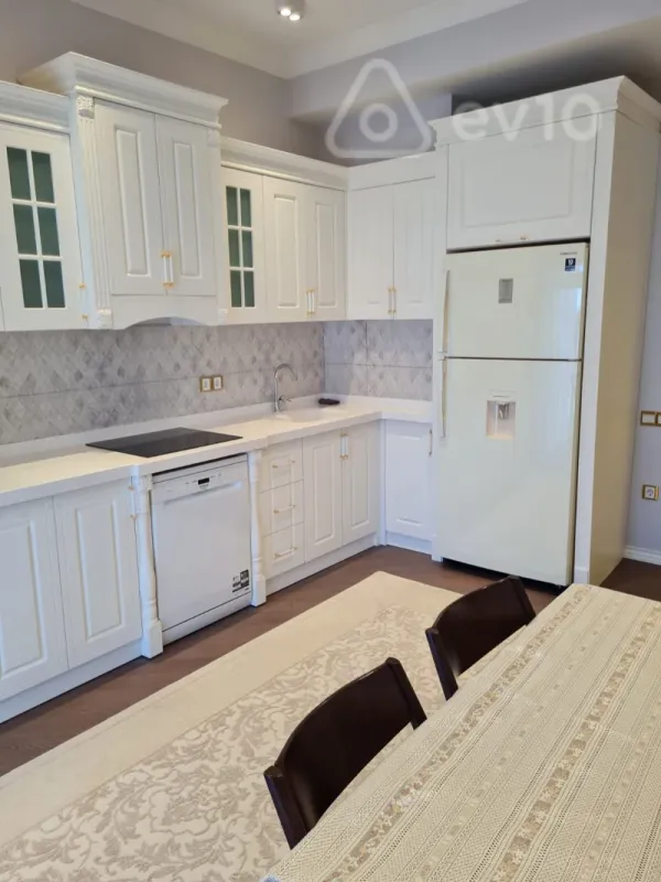 Kirayə verilir 3 otaqlı yeni tikili 170 m²