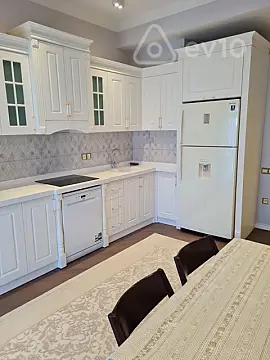 Kirayə verilir 3 otaqlı yeni tikili 170 m²