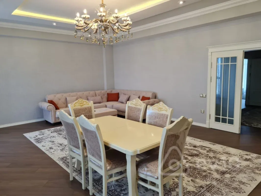 Kirayə verilir 3 otaqlı yeni tikili 170 m²