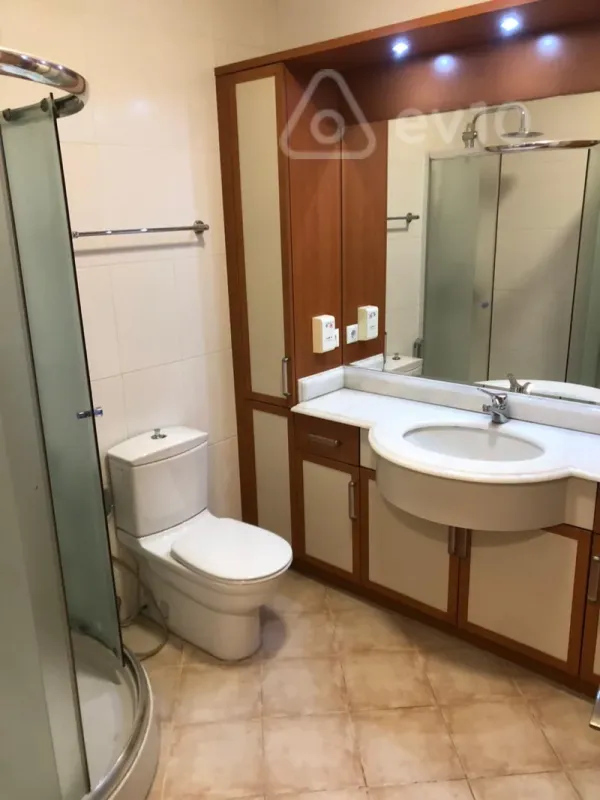 Kirayə verilir 4 otaqlı yeni tikili 220 m²