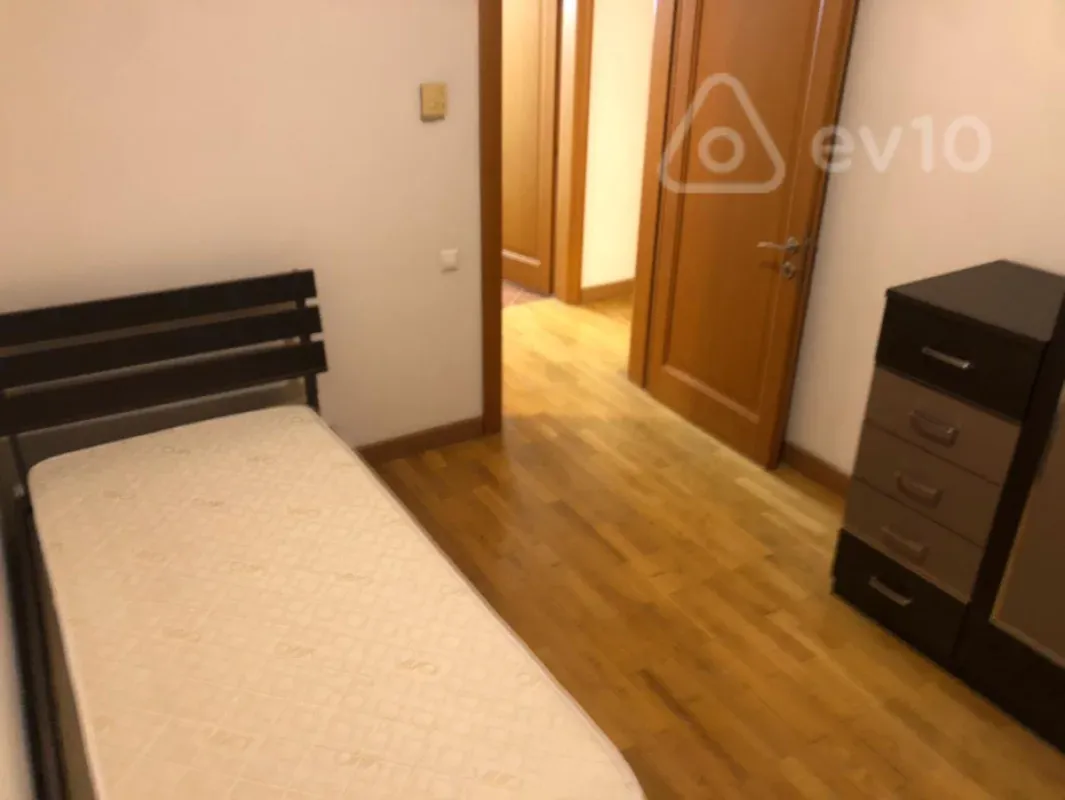 Kirayə verilir 4 otaqlı yeni tikili 220 m²