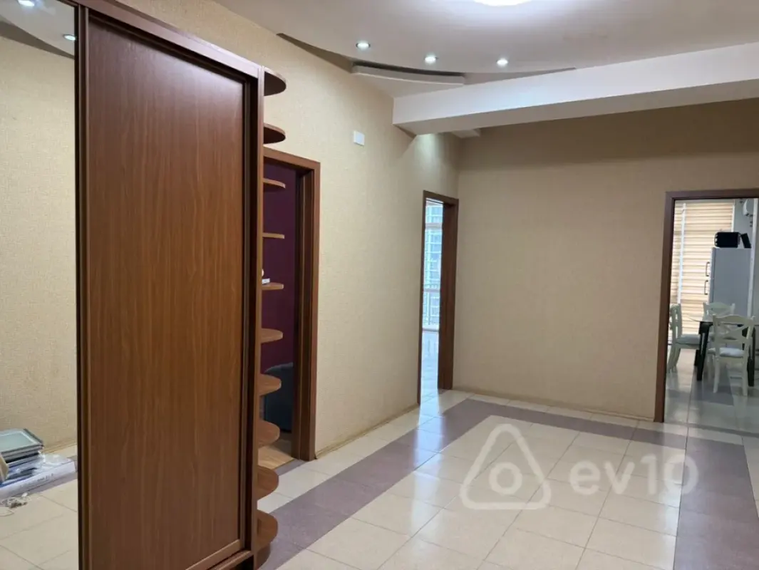 Kirayə verilir 3 otaqlı yeni tikili 130 m²