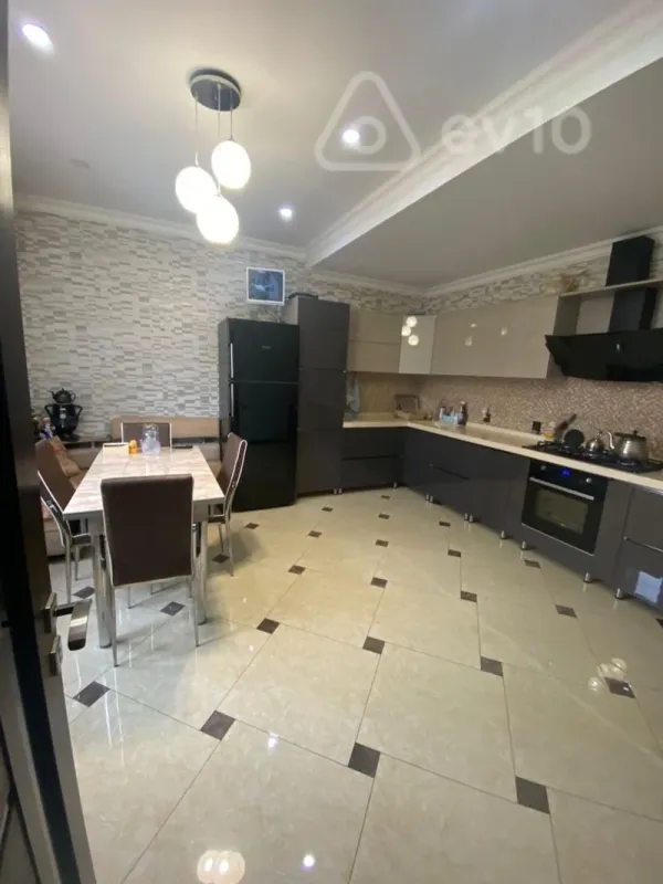 Satılır 6 otaqlı həyət evi 210 m²