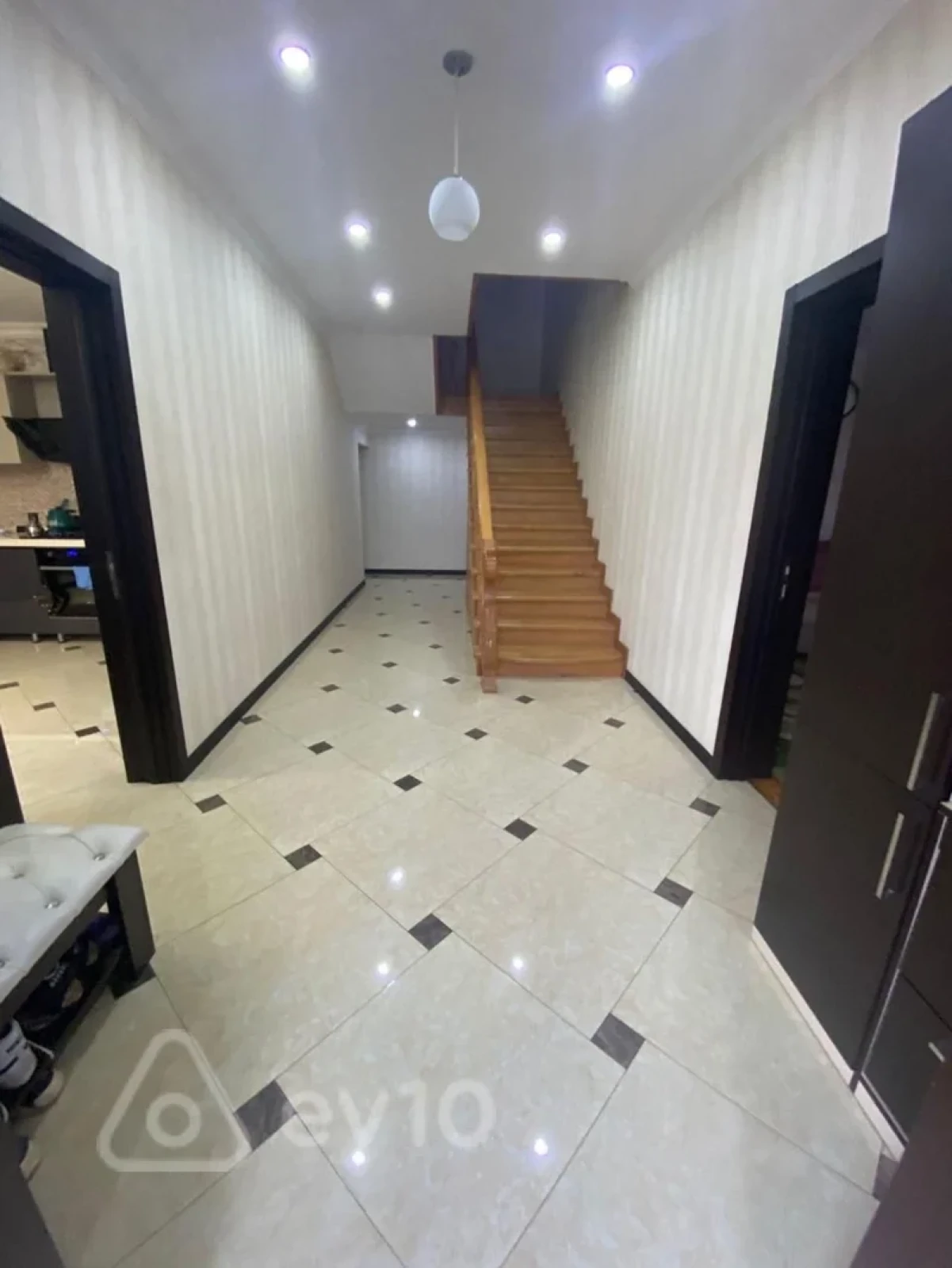 Satılır 6 otaqlı həyət evi 210 m²