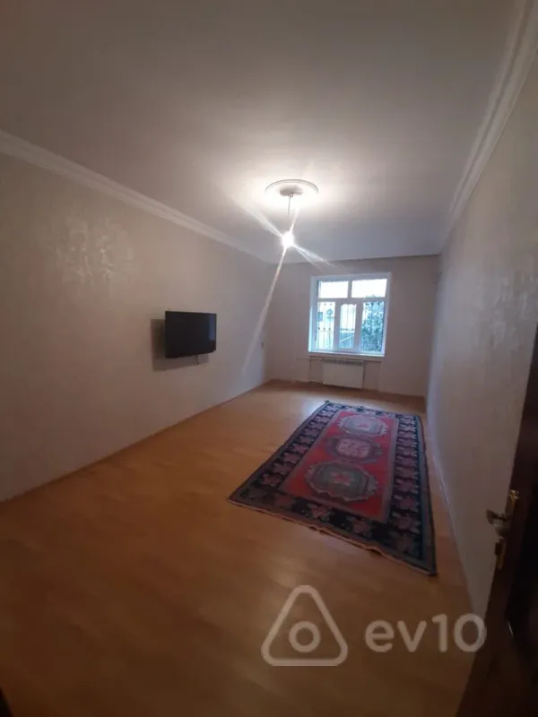 Satılır 4 otaqlı köhnə tikili 90 m²