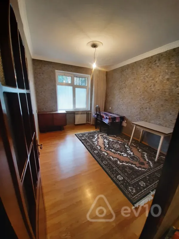 Satılır 4 otaqlı köhnə tikili 90 m²