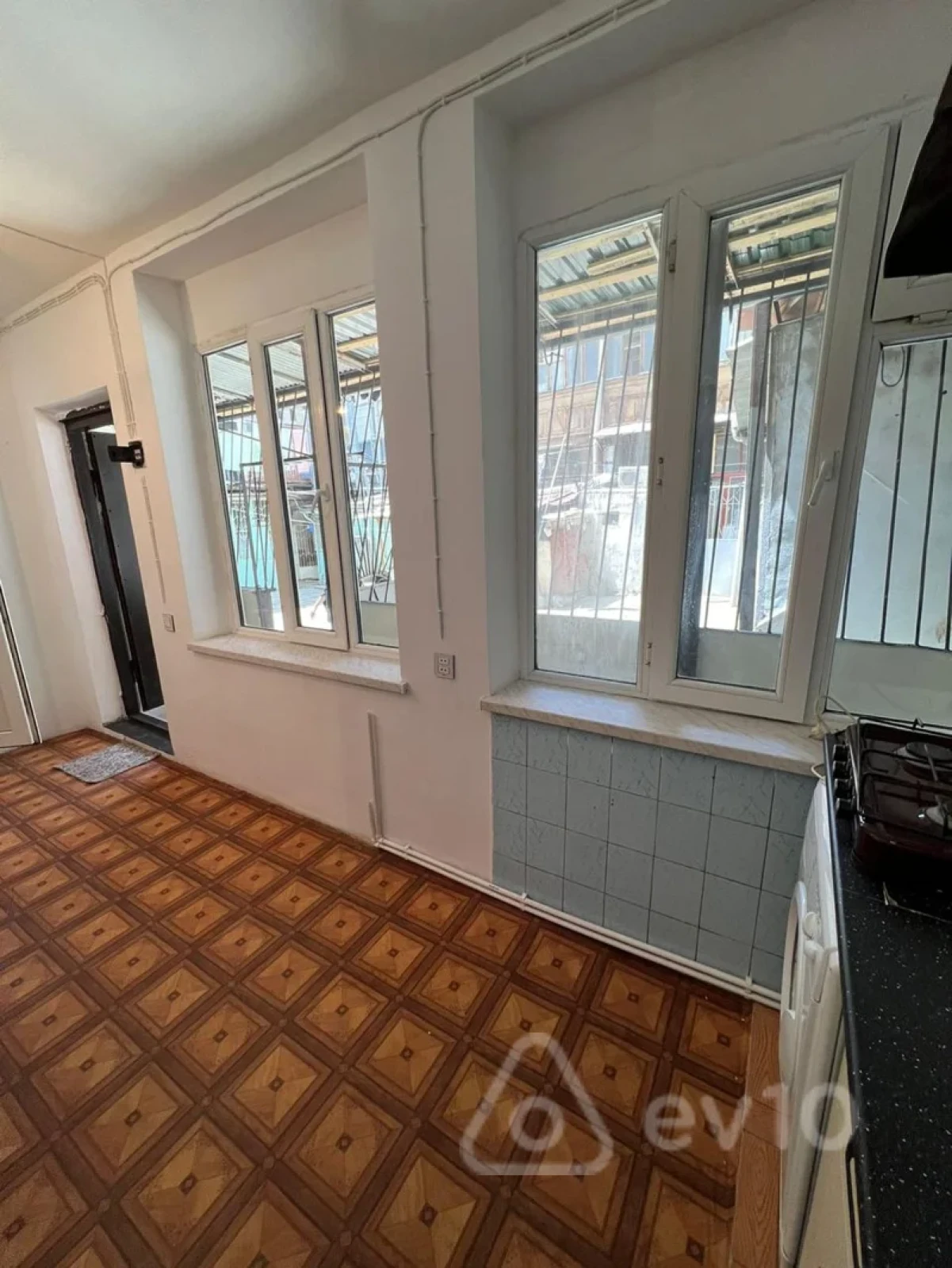 Satılır 3 otaqlı köhnə tikili 100 m²