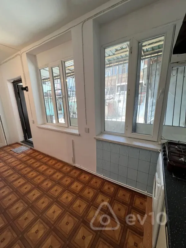 Satılır 3 otaqlı köhnə tikili 100 m²