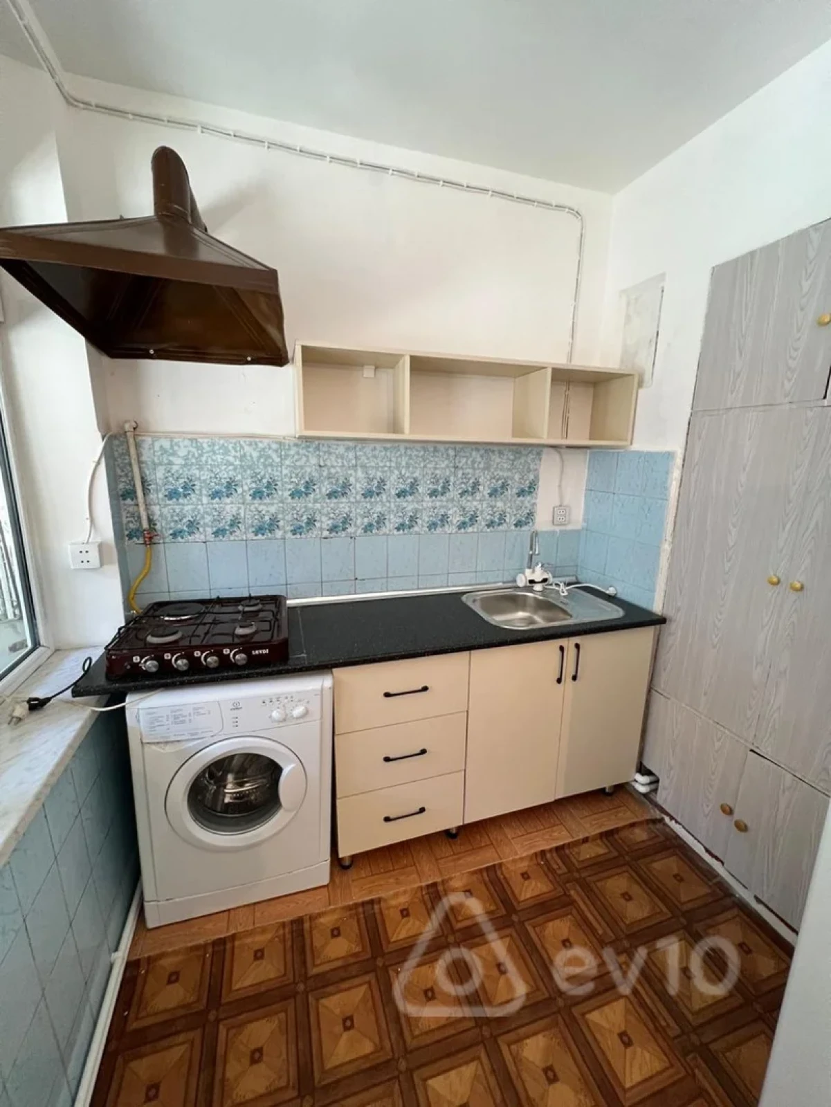 Satılır 3 otaqlı köhnə tikili 100 m²