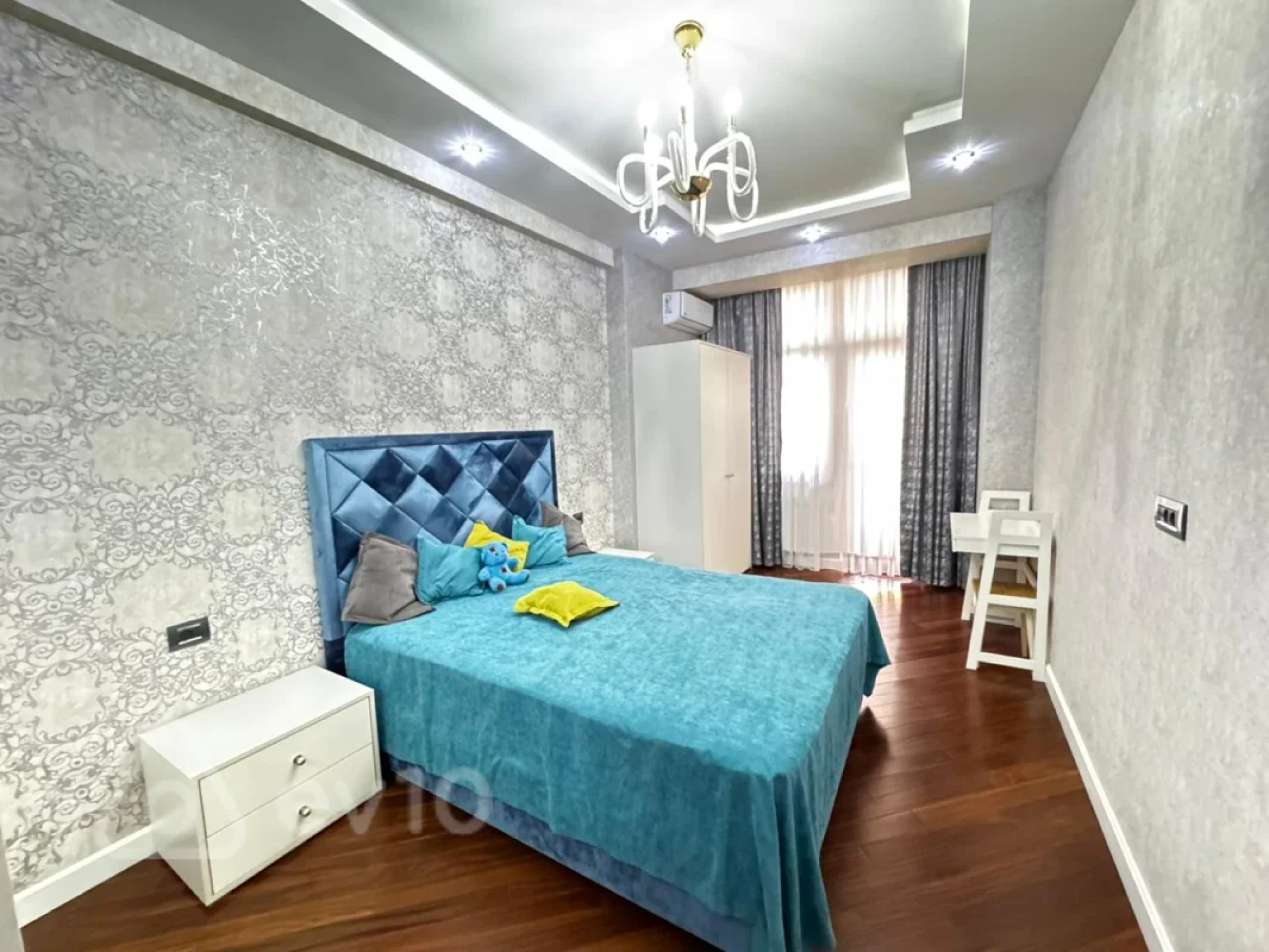 Kirayə verilir 3 otaqlı yeni tikili 150 m²