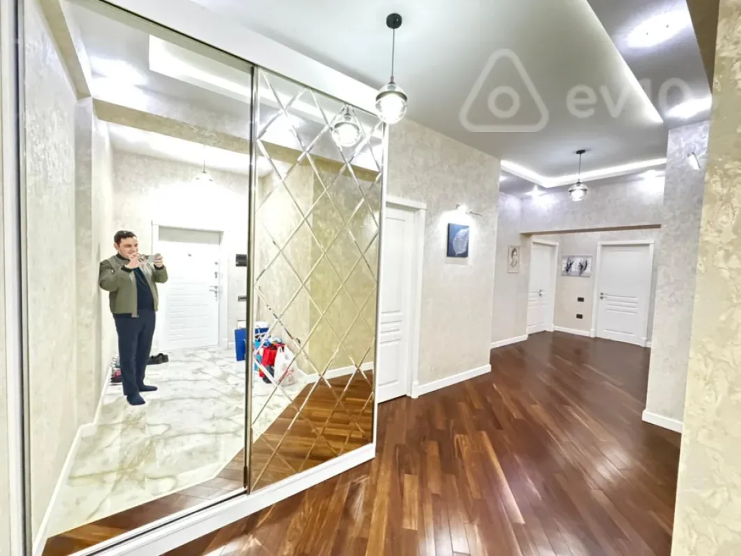 Kirayə verilir 3 otaqlı yeni tikili 150 m²