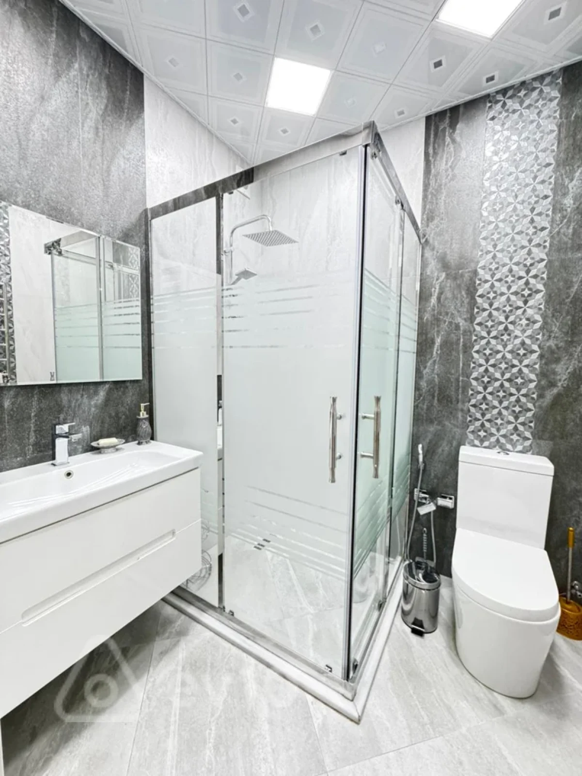 Kirayə verilir 3 otaqlı yeni tikili 150 m²