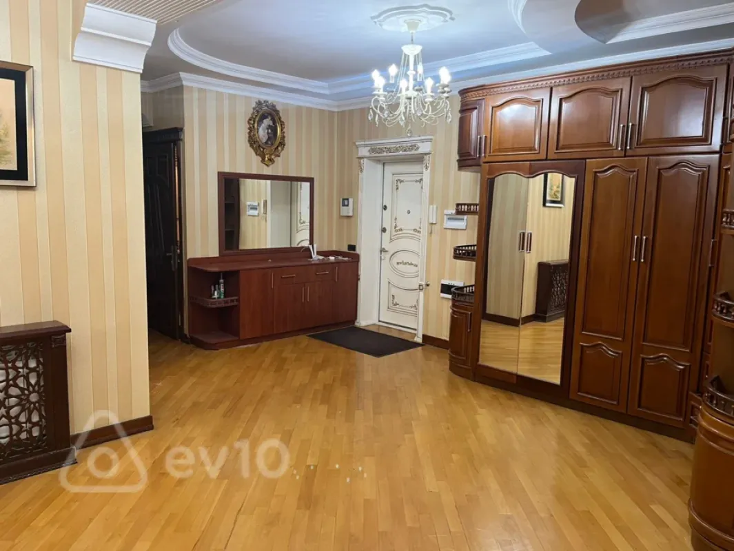 Kirayə verilir 4 otaqlı yeni tikili 180 m²