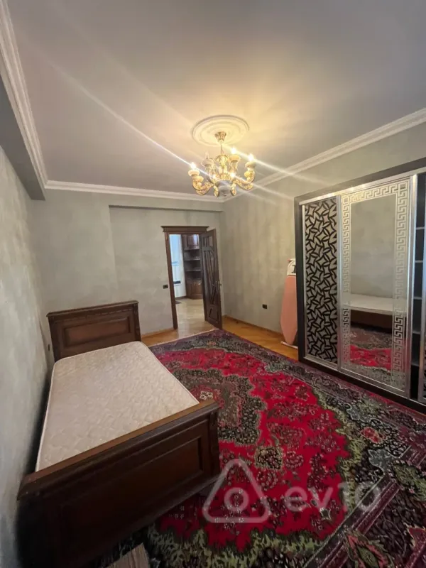 Kirayə verilir 4 otaqlı yeni tikili 180 m²