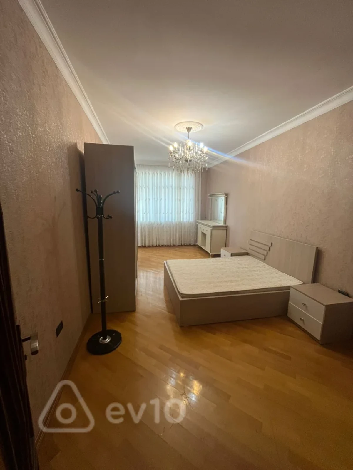 Kirayə verilir 4 otaqlı yeni tikili 180 m²