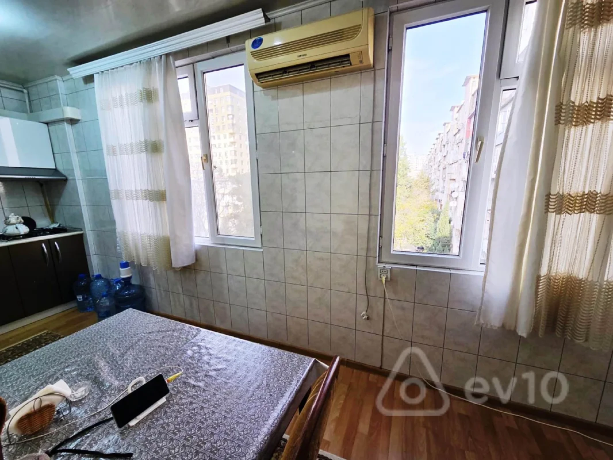 Satılır 3 otaqlı köhnə tikili 100 m²