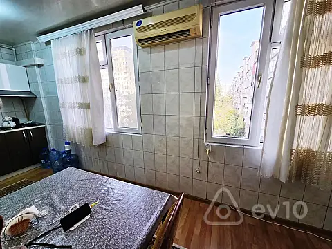 Satılır 3 otaqlı köhnə tikili 100 m²