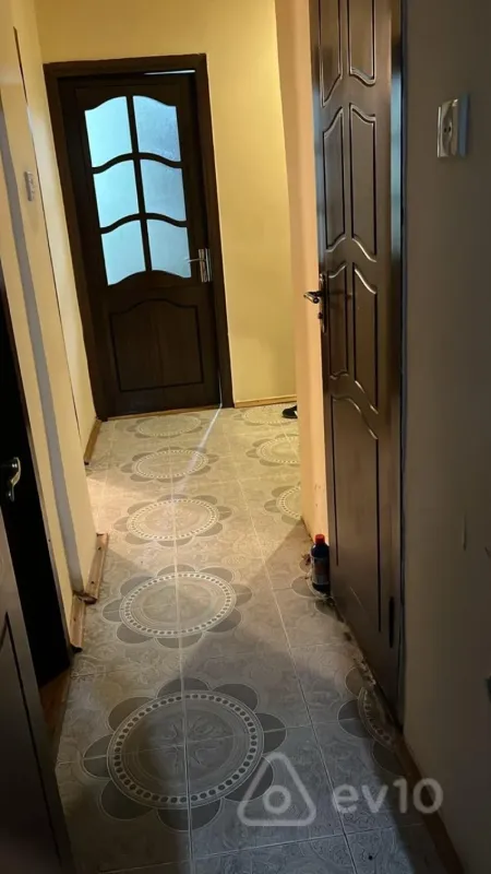 Kirayə verilir 3 otaqlı köhnə tikili 85 m²