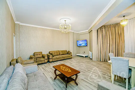 Kirayə verilir 4 otaqlı yeni tikili 140 m²