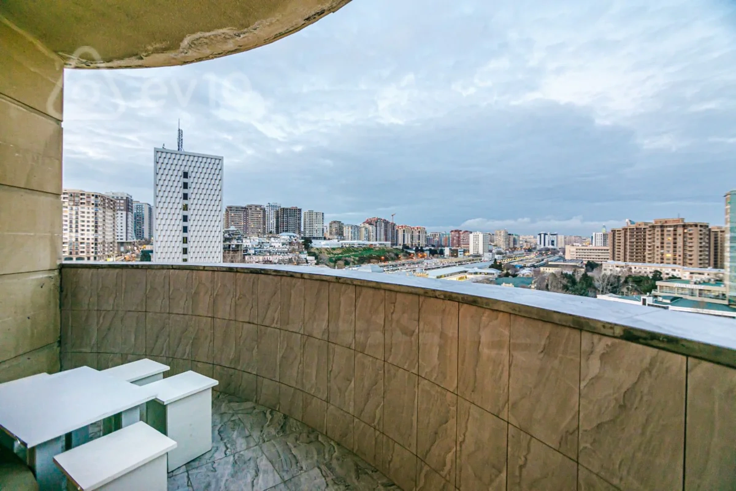 Kirayə verilir 4 otaqlı yeni tikili 140 m²