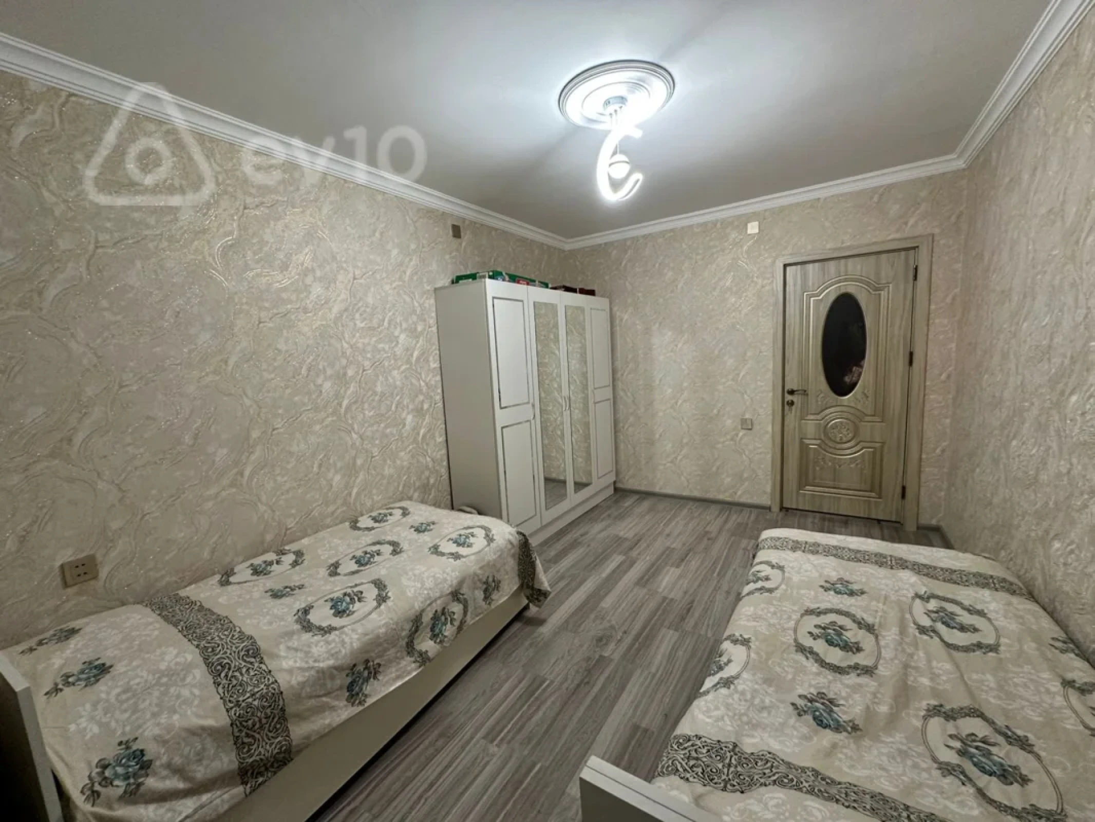 Satılır 4 otaqlı köhnə tikili 100 m²