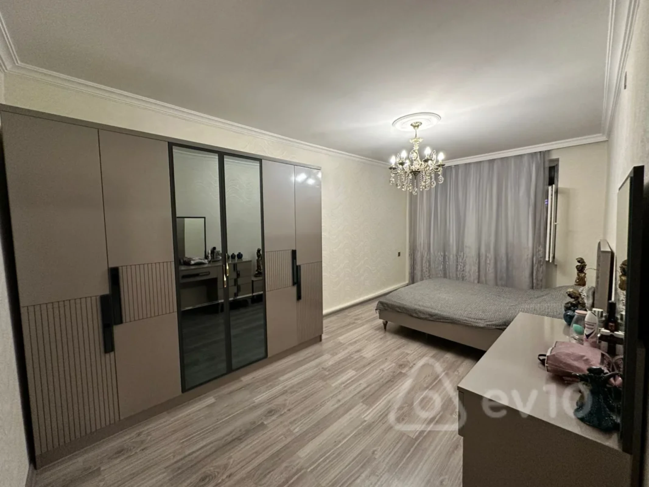 Satılır 4 otaqlı köhnə tikili 100 m²