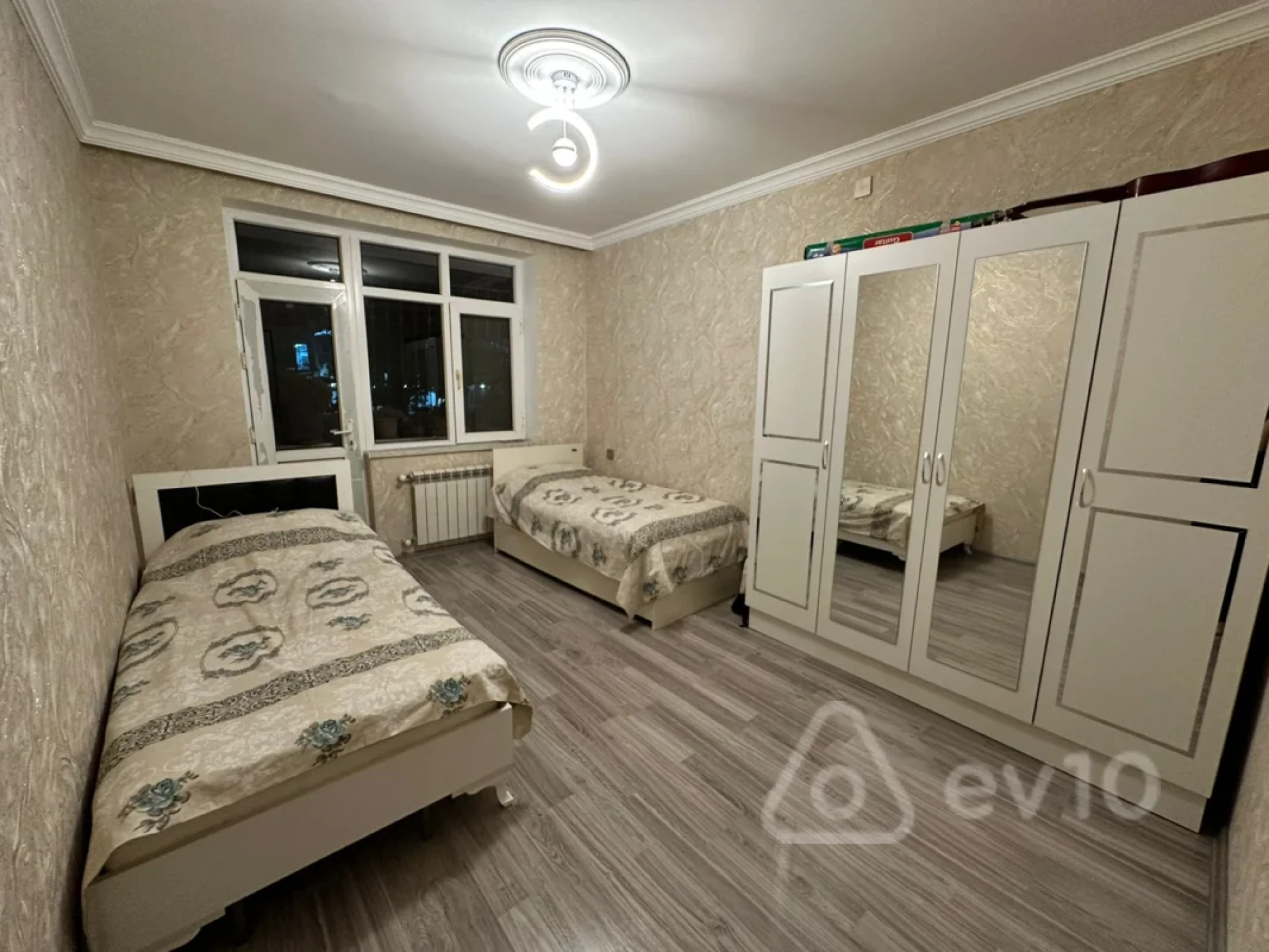 Satılır 4 otaqlı köhnə tikili 100 m²