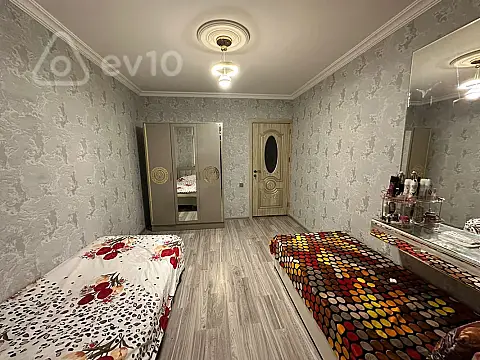 Satılır 4 otaqlı köhnə tikili 100 m²