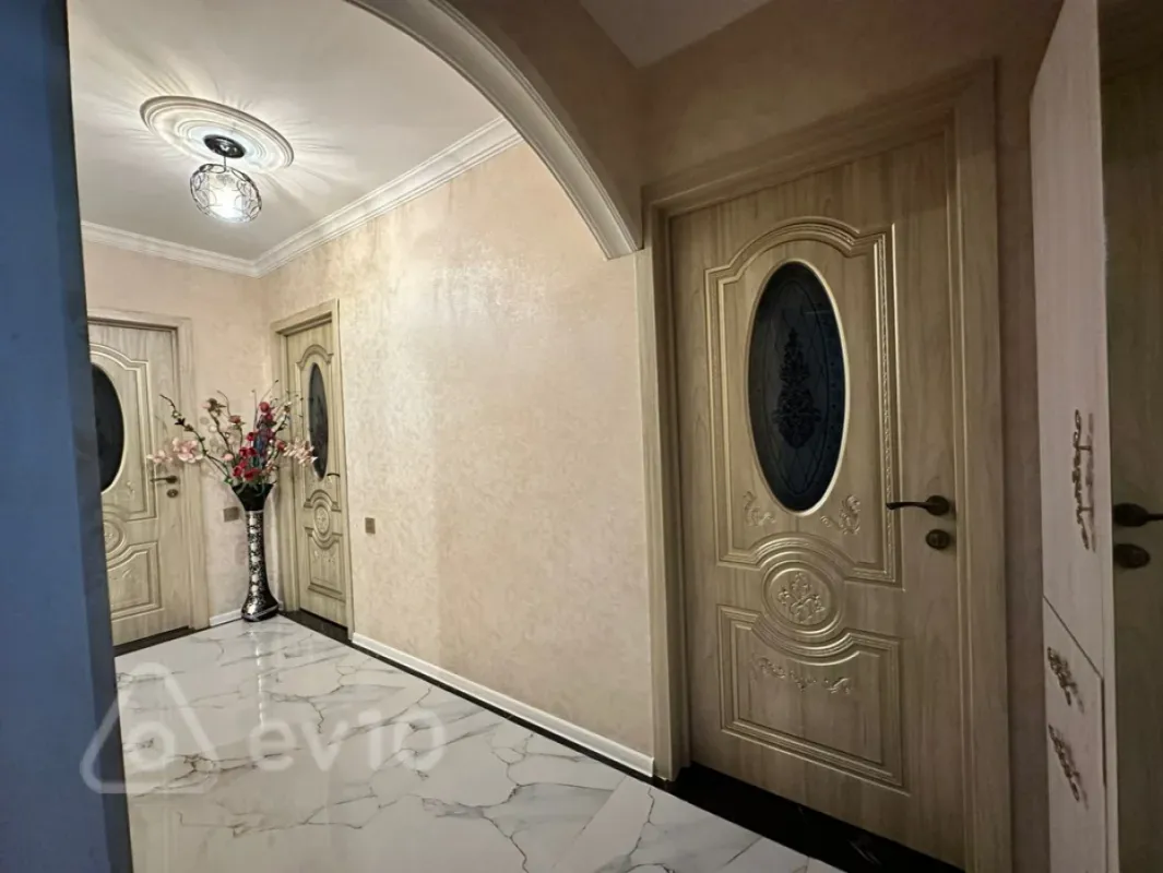 Satılır 4 otaqlı köhnə tikili 100 m²