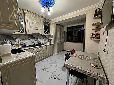 Satılır 4 otaqlı köhnə tikili 100 m²