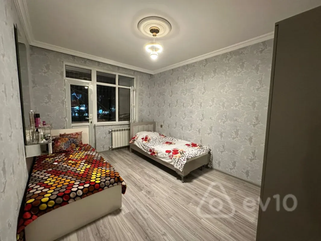 Satılır 4 otaqlı köhnə tikili 100 m²