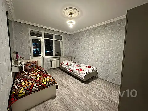 Satılır 4 otaqlı köhnə tikili 100 m²