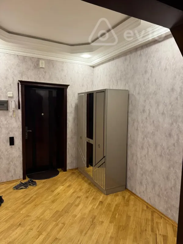 Kirayə verilir 3 otaqlı yeni tikili 145 m²