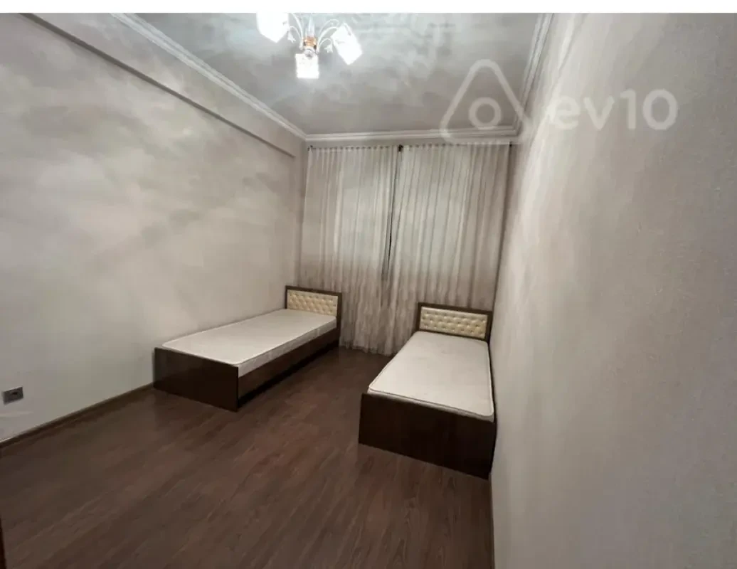 Kirayə verilir 4 otaqlı köhnə tikili 95 m²