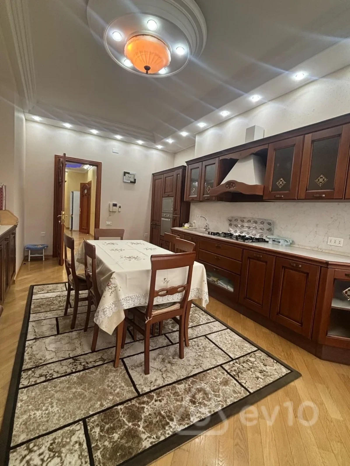 Kirayə verilir 4 otaqlı yeni tikili 200 m²