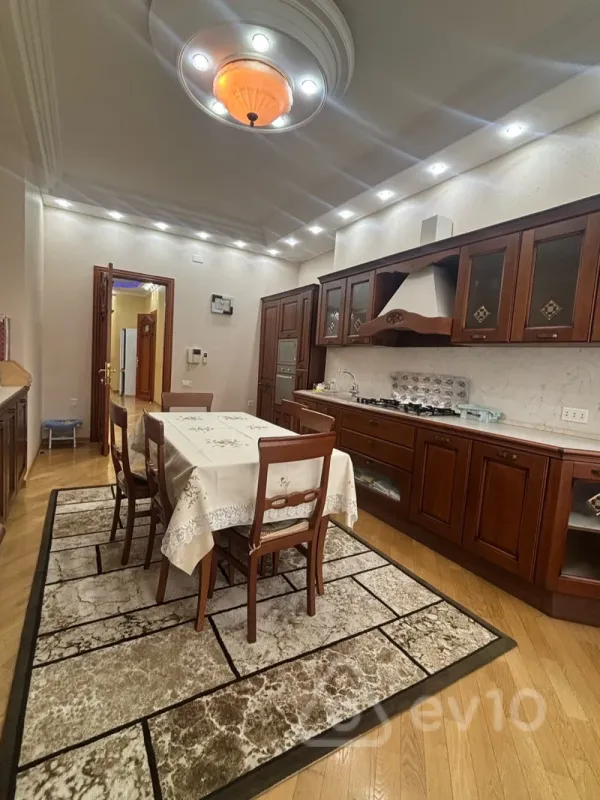 Kirayə verilir 4 otaqlı yeni tikili 200 m²