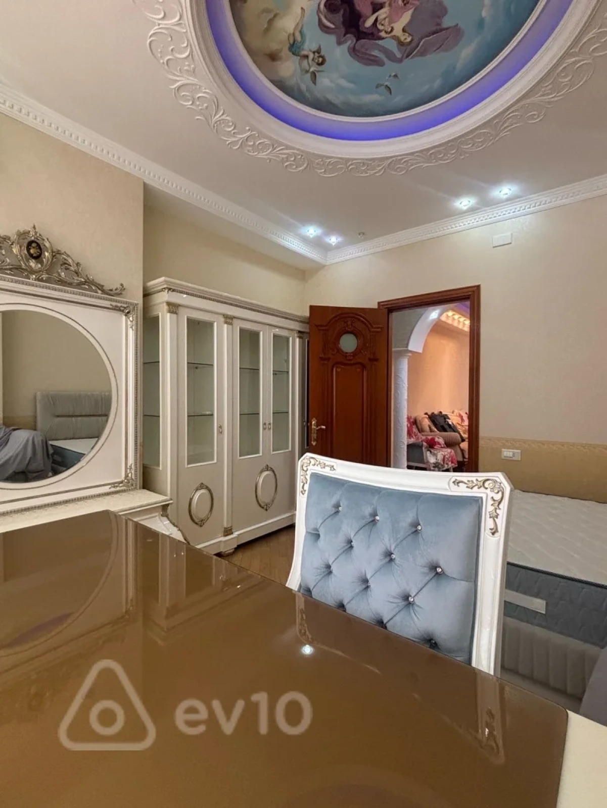 Kirayə verilir 4 otaqlı yeni tikili 200 m²