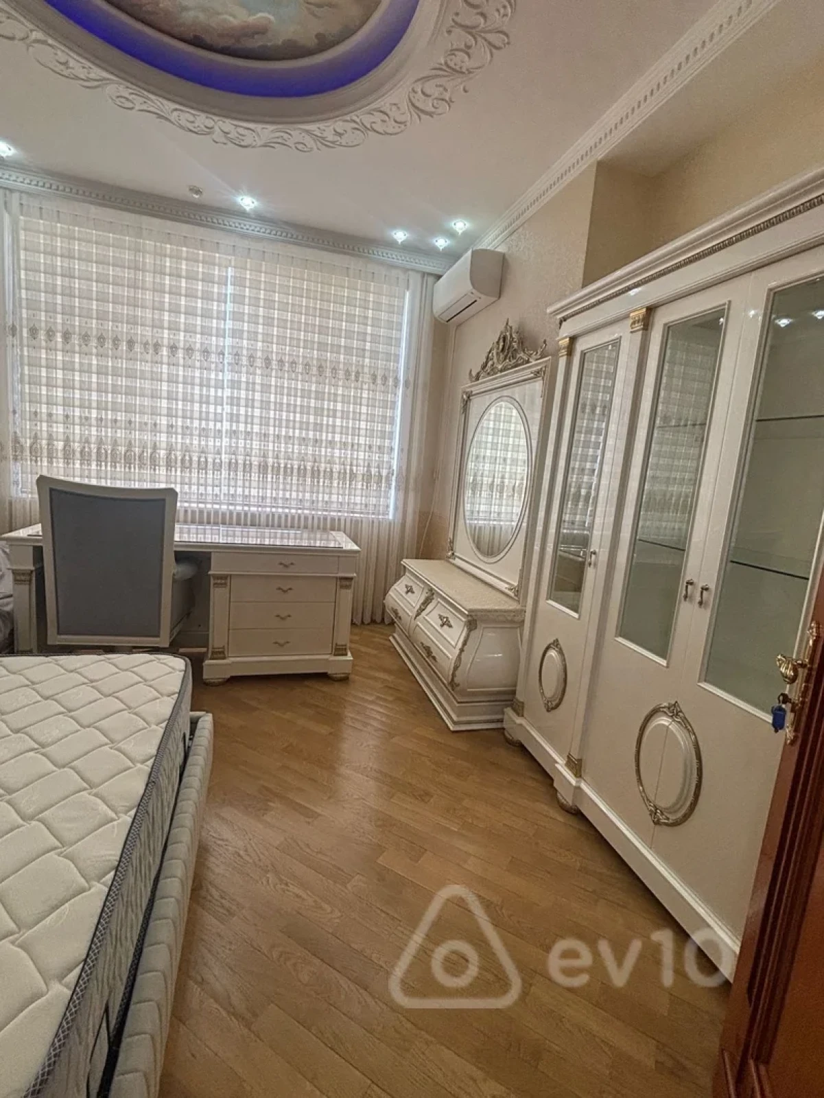 Kirayə verilir 4 otaqlı yeni tikili 200 m²