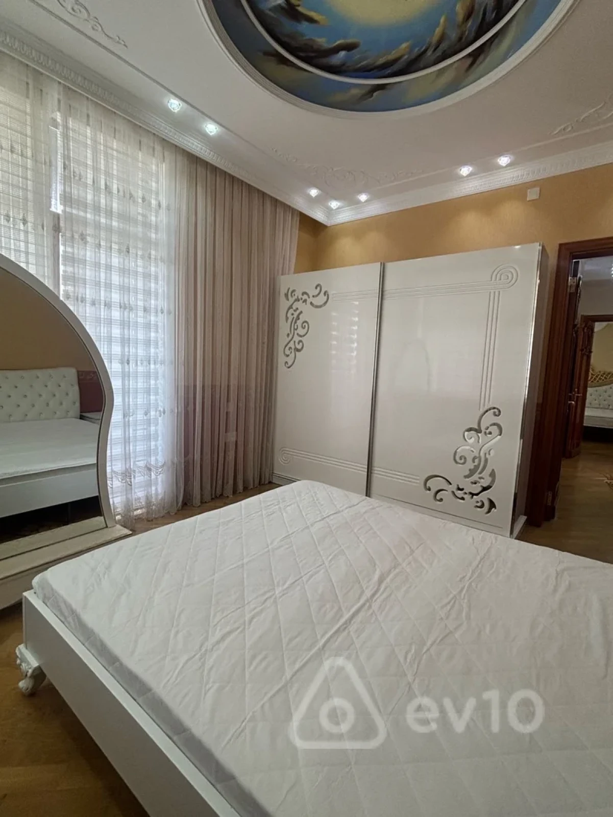 Kirayə verilir 4 otaqlı yeni tikili 200 m²