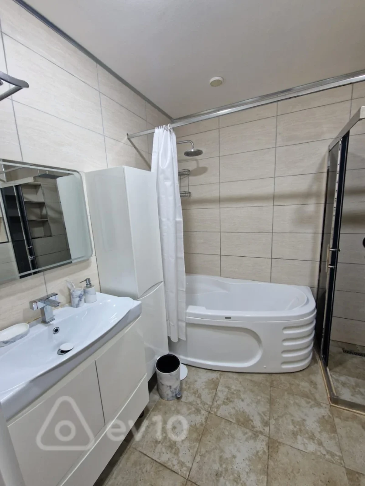 Kirayə verilir 4 otaqlı yeni tikili 170 m²