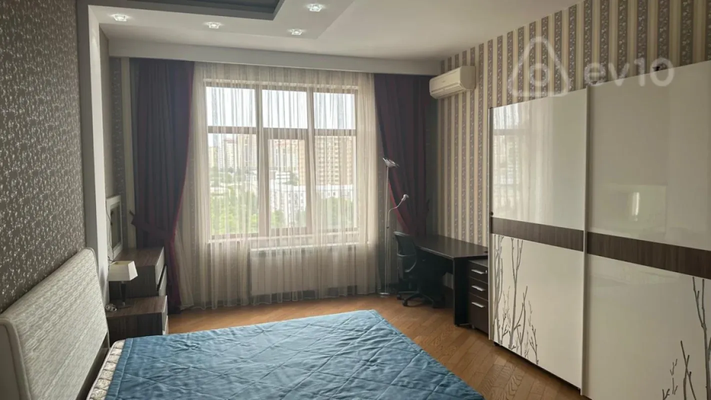 Kirayə verilir 4 otaqlı yeni tikili 220 m²