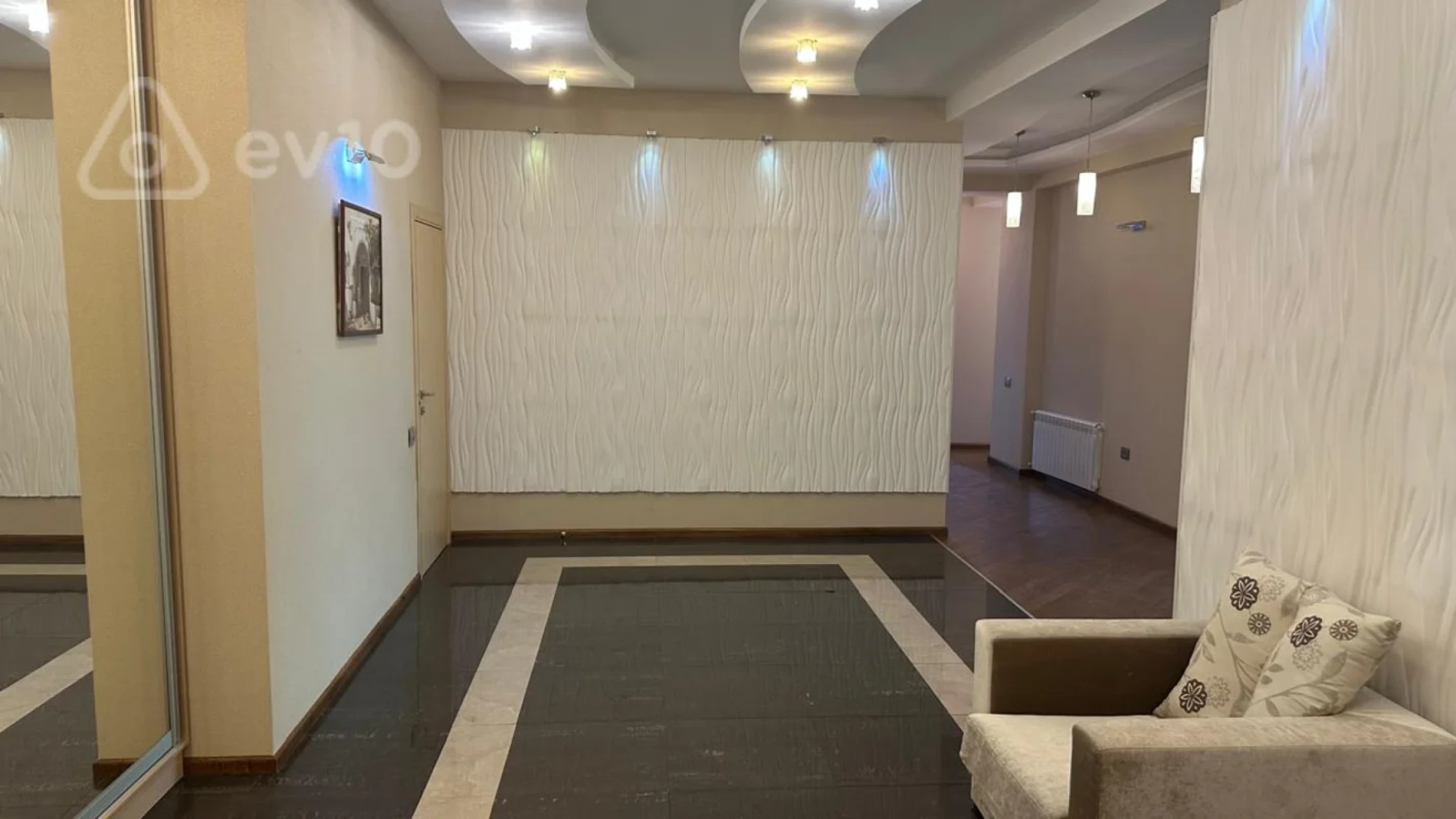 Kirayə verilir 4 otaqlı yeni tikili 220 m²