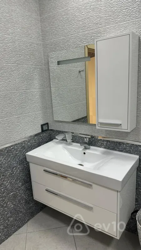 Kirayə verilir 4 otaqlı yeni tikili 220 m²