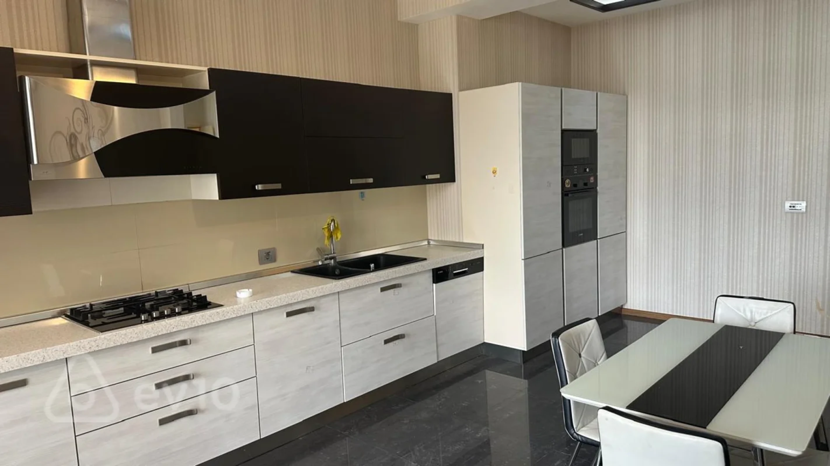 Kirayə verilir 4 otaqlı yeni tikili 220 m²