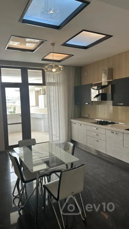 Kirayə verilir 4 otaqlı yeni tikili 220 m²