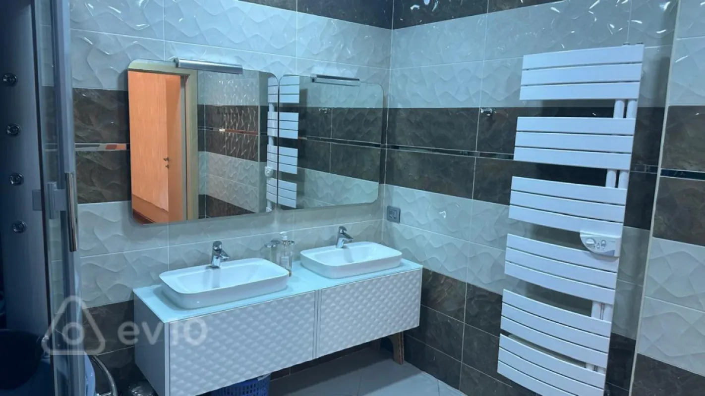 Kirayə verilir 4 otaqlı yeni tikili 220 m²