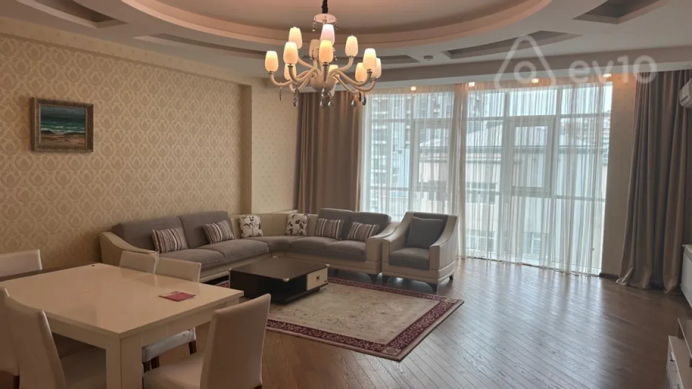 Kirayə verilir 4 otaqlı yeni tikili 220 m²