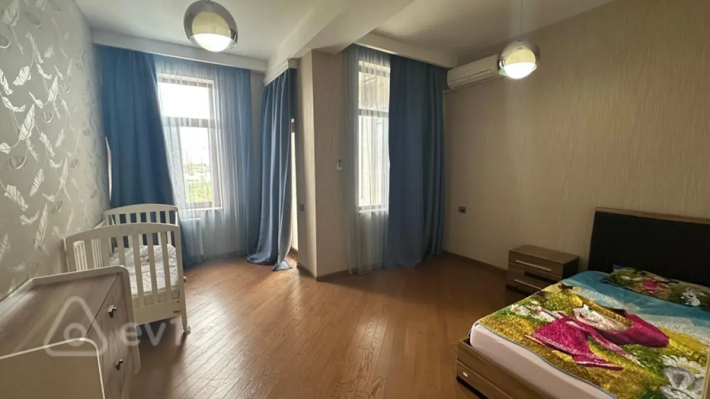 Kirayə verilir 4 otaqlı yeni tikili 220 m²